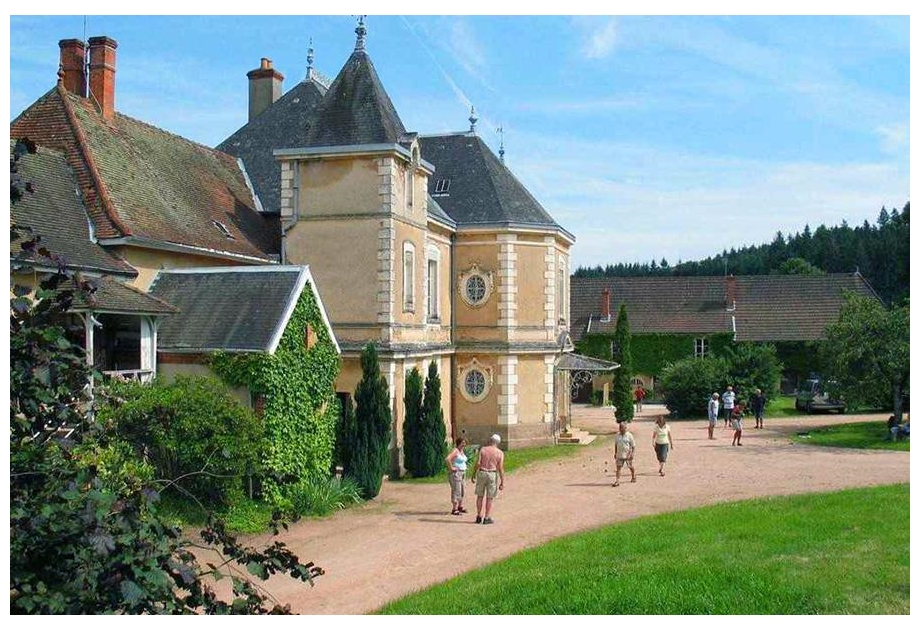Campsite-Le-Chateau-de-Montrouant